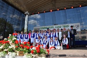 Zespołów i KGW - Zespół Kociewska Familija wraz z Z-cą Dyrektora PODR w Lubaniu p. Katarzyną Jasińską i p. Ewą Szymańską oraz Kierownikiem Oddziału Wdzydzkiego Parku Krajobrazowego p. Andrzejem Penk