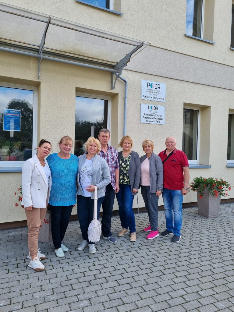 Przedstawiciele ukraińskiej uczelni oraz Dyrekcji PODR w Lubaniu przed siedzibą Oddziału PODR w Starym Polu