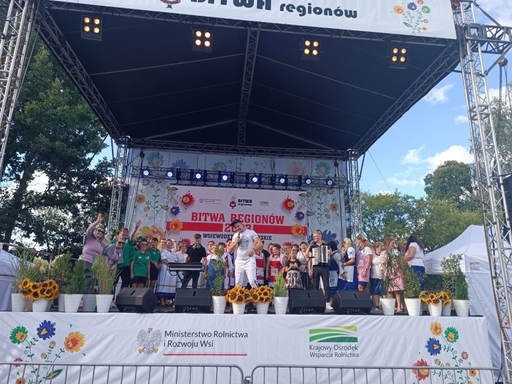 Uczetniczki konkursu i zespól M-Power