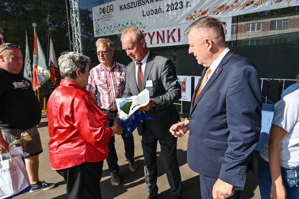 Laureaci wystawy królików oraz gołębi