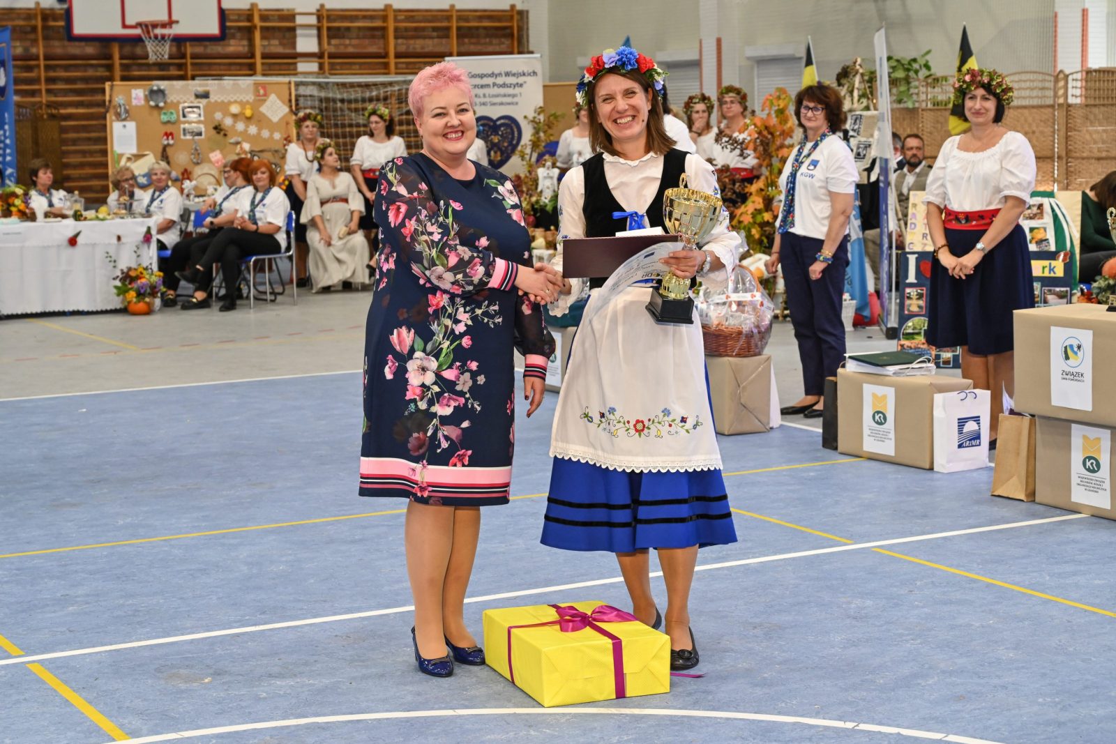 Aleksandra Rogalewska - Dyrektor OKIS w Żukowie wręcza nagrodę dla KGW