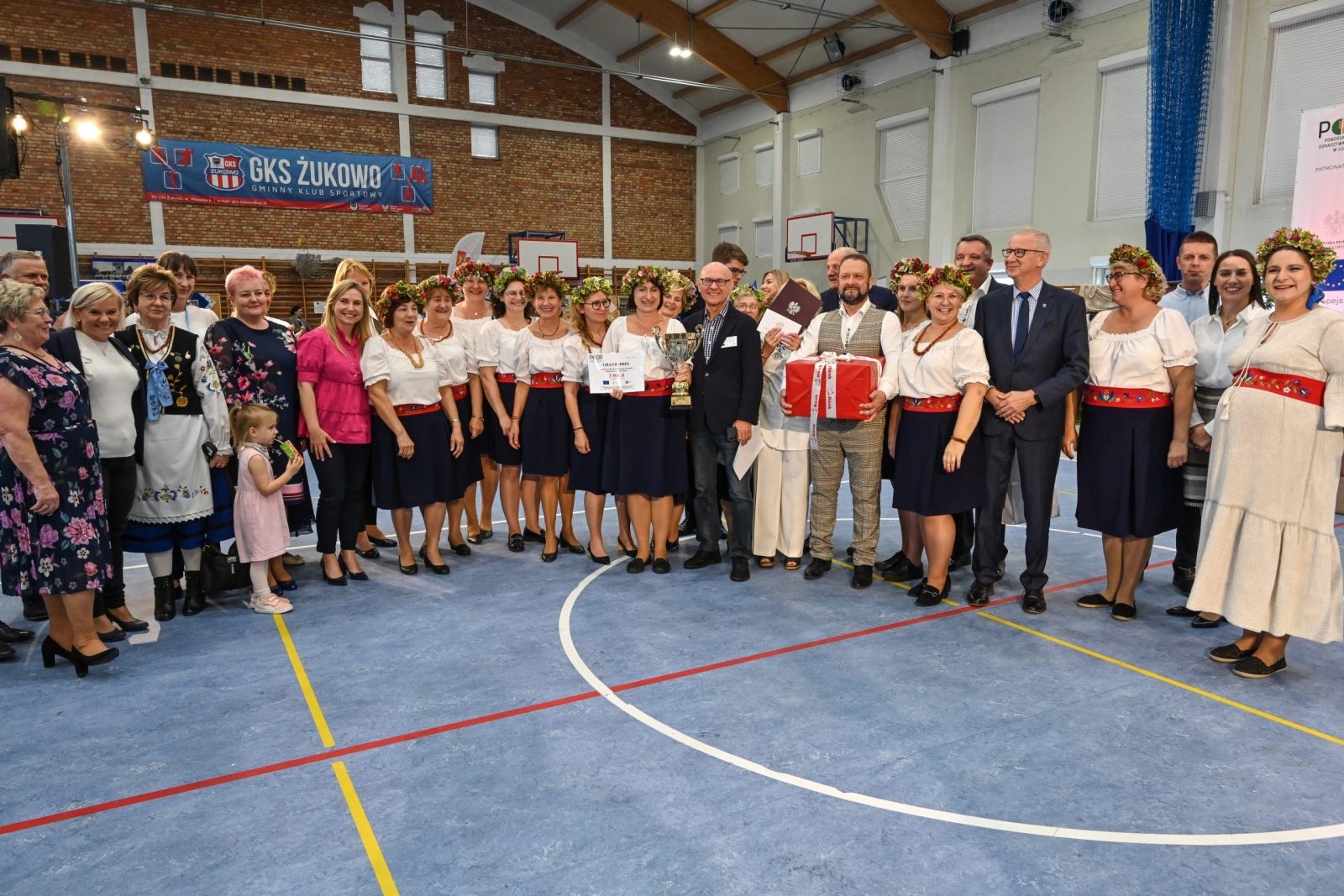 Wspólne zdjęcie KGW i fundatorzy