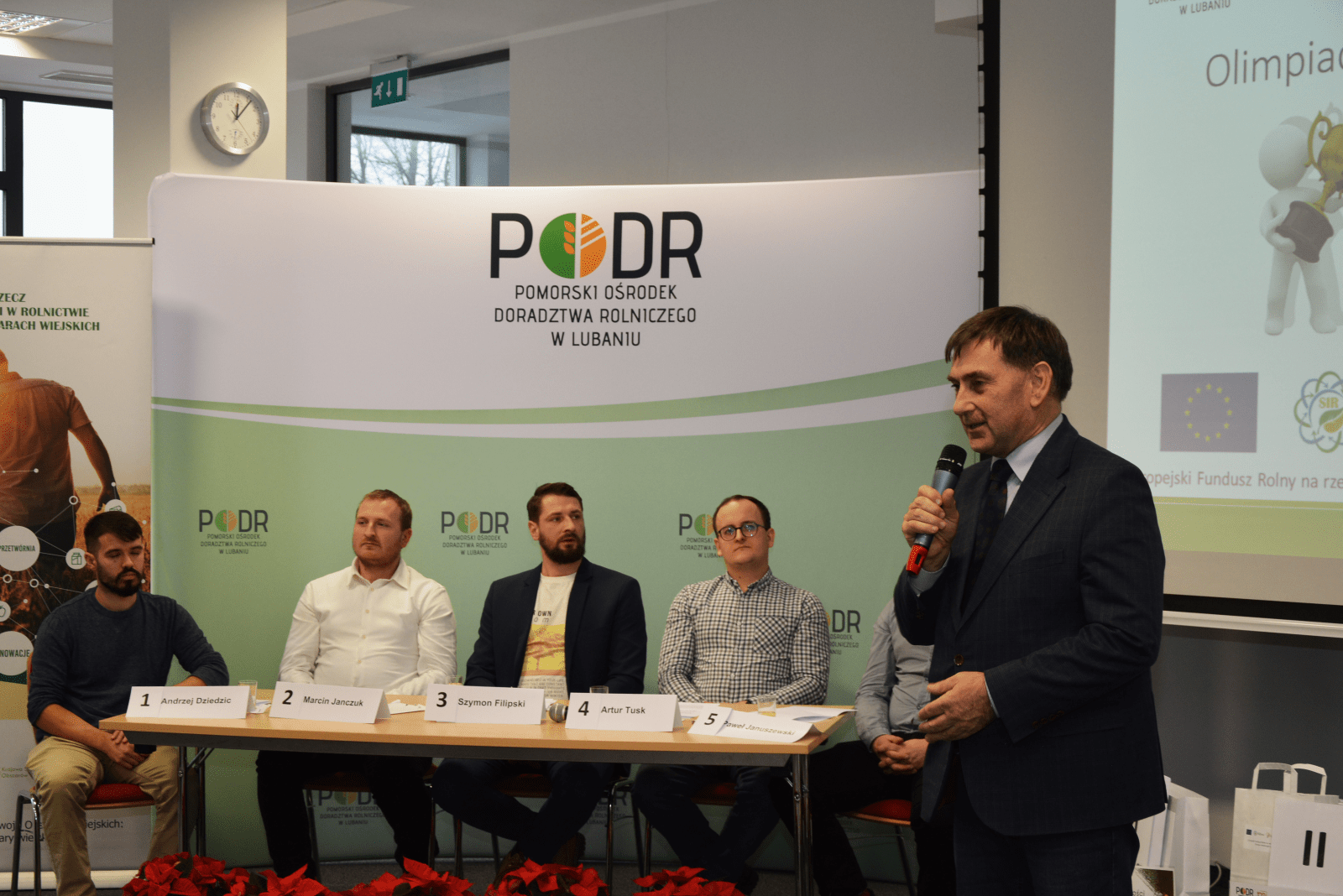Ryszard Klainszmidt, Wiceprezes Pomorskiej Izby Rolniczej gratuluje finalistom olimpiady Innowacyjny Młody Rolnik