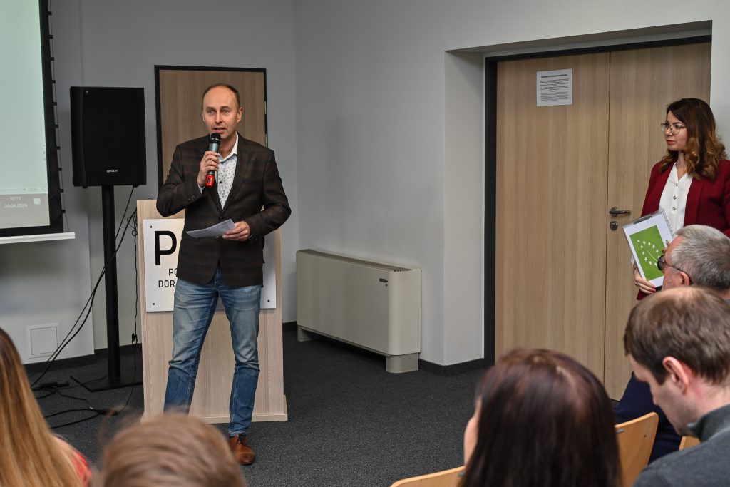 Dyrektor PODR w Lubaniu Aleksander Mach otwiera konferencję