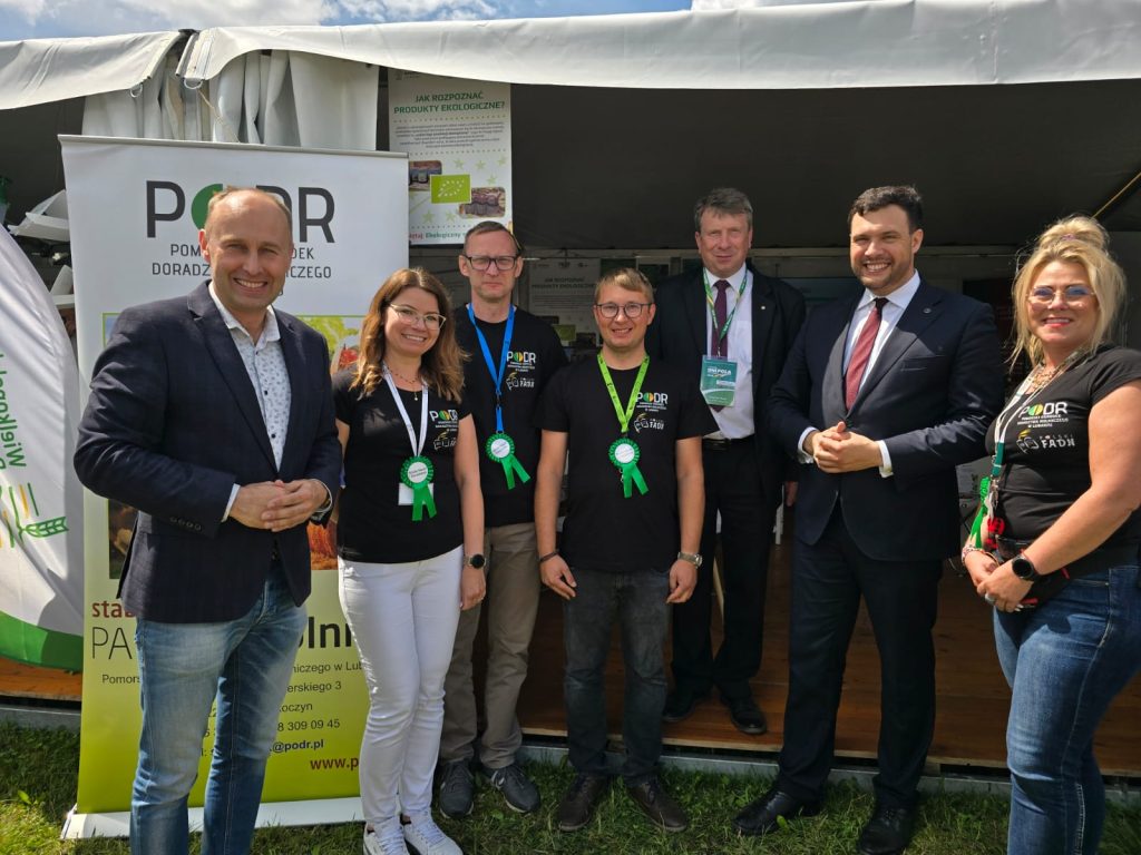 Adam Nowak - Wiceminister Rolnictwa i Rozwoju Wsi, Aleksander Mach - dyrektor PODR w Lubaniu wraz z pracownikami PODR
