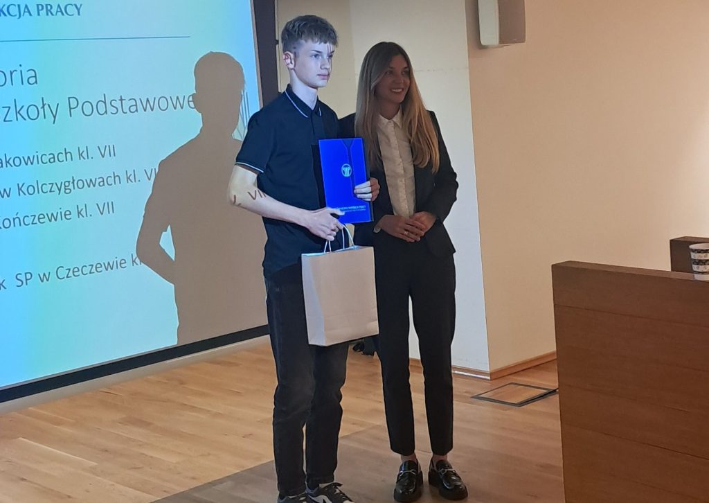 Aleksander Marchut, uczeń Szkoły Podstawowej w Kolczygłowicach wraz z zastępcą dyrektora PODR w Lubaniu - Karoliną Wróbel
