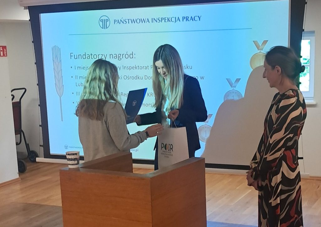 Ewa Turzyńska, uczennica Szkoły Podstawowej w Czerninie wraz z zastępcą dyrektora PODR w Lubaniu - Karoliną Wróbel