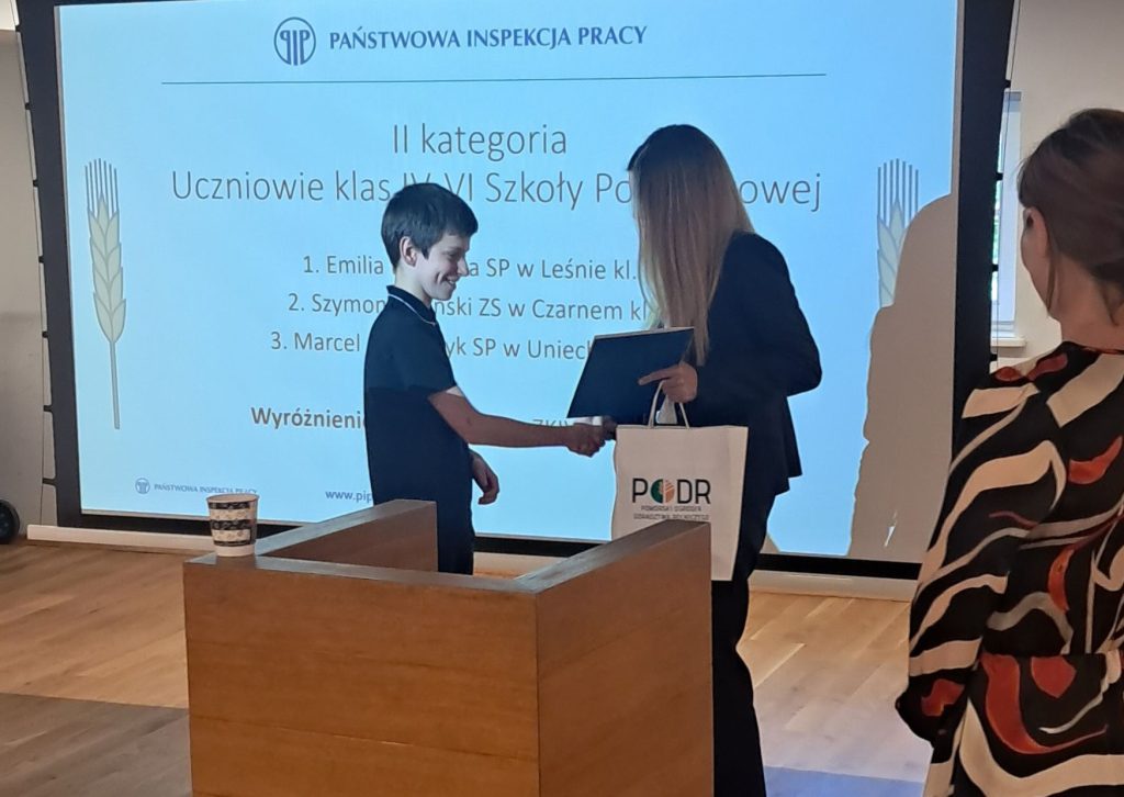 Szymon Defiński, uczeń Szkoły Podstawowej w Czarnem  wraz z zastępcą dyrektora PODR w Lubaniu - Karoliną Wróbel