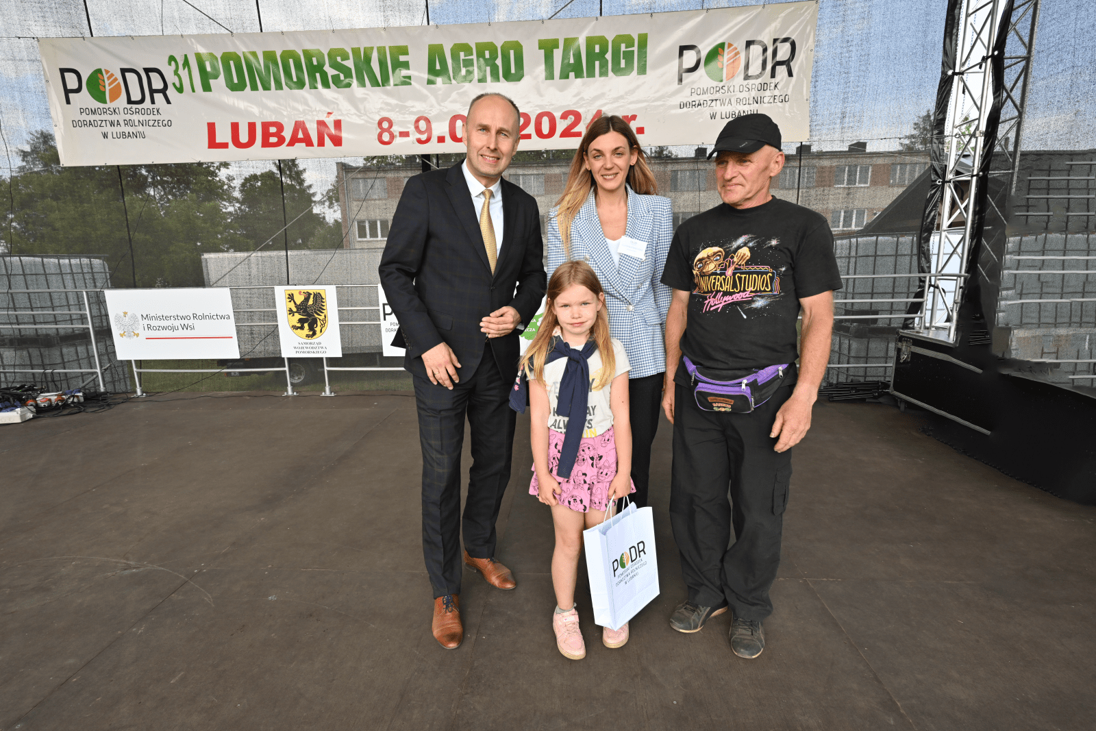 Zwyciężczyni konkursu dla wytrwałych z dyrektorem PODR w Lubaniu - Aleksandrem Machem oraz zastępcą dyrektora PODR w Lubaniu - Karoliną Wróbel
