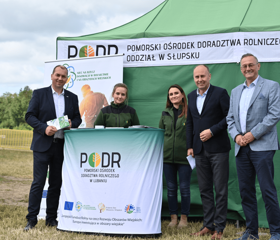 Na zdjęciu widzimy dyrektora PODR w Lubaniu, Aleksandra Macha z zastępcą dyrektora PODR, Jerzym Bławatem, Wójtem gminy Szemud Ryszardem Kalkowskim oraz pracownikami PODR