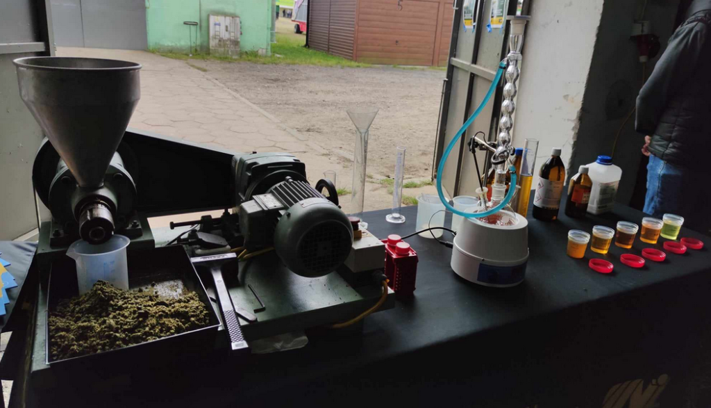 Maszyna do produkcji oleju surowego z nasion rzepaku ekologicznego.