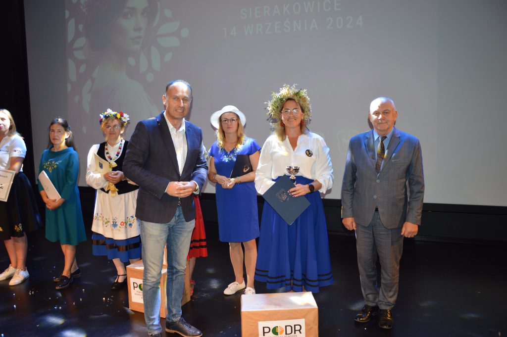Dyrektor Aleksander Mach wraz z wójtem gminy Sierakowice wręczający nagrody