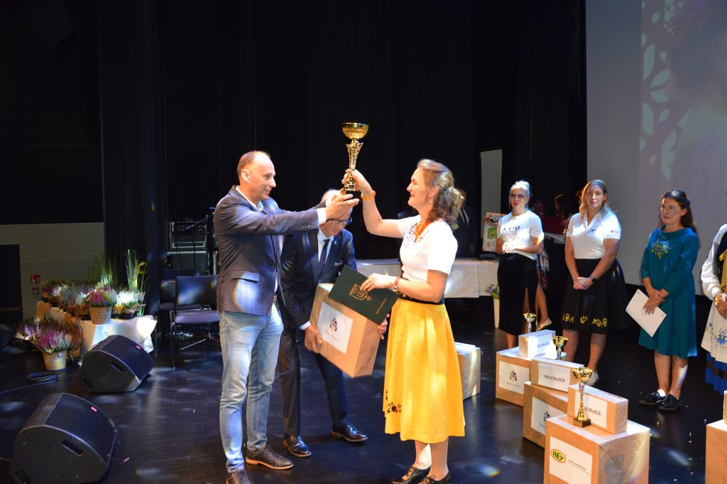 Dyrektor Aleksander Mach wręczający puchar GRAND PRIX dla KGW Miechucino