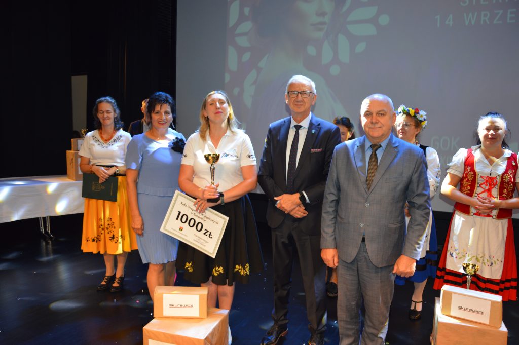 Wójt Gminy Sierakowice wraz z Starostą Kartuskim wręczający nagrody