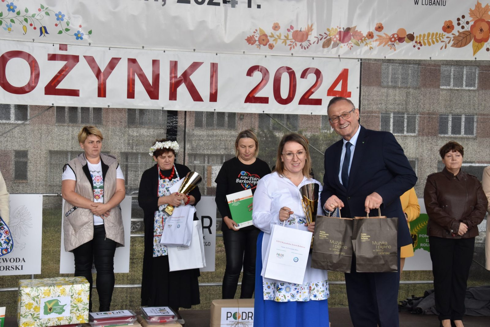 Przekazanie nagród ufundowanych przez PZU oraz Filharmonię Bałtycką dla KGW w Dąbrowie za zajęcie II miejsca