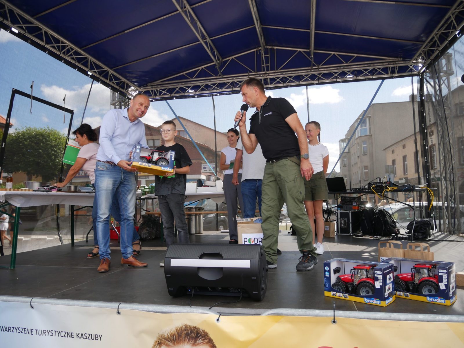 Aleksander Mach, Dyrektora PODR w Lubaniu wręcza nagrodę główną konkursie - Ekologia w Pigułce
