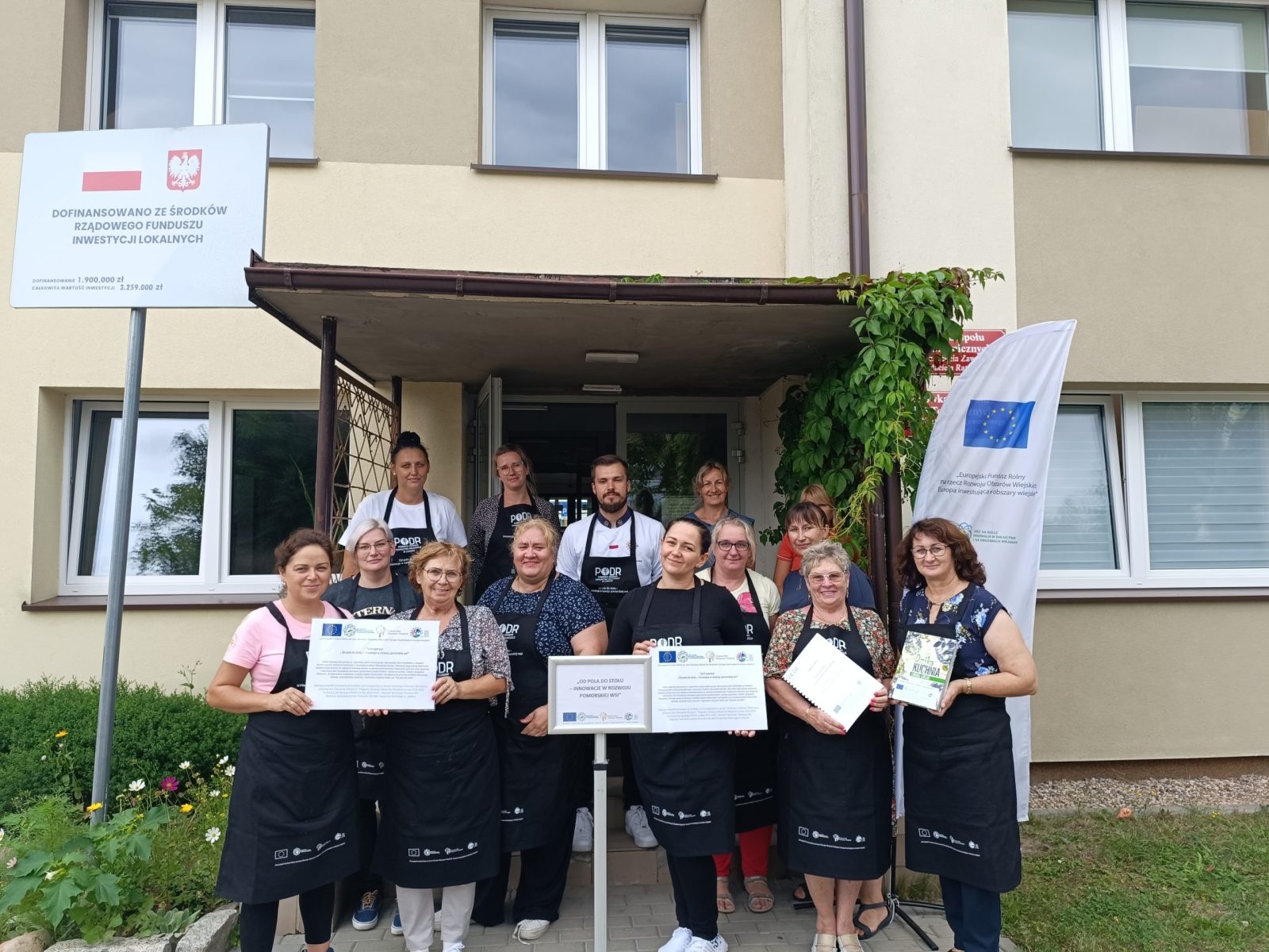Grupa uczestników biorąca udział w warsztatach „Od pola do stołu – innowacje w rozwoju pomorskiej wsi” w dniu 19.08.2024 w Rusocinie