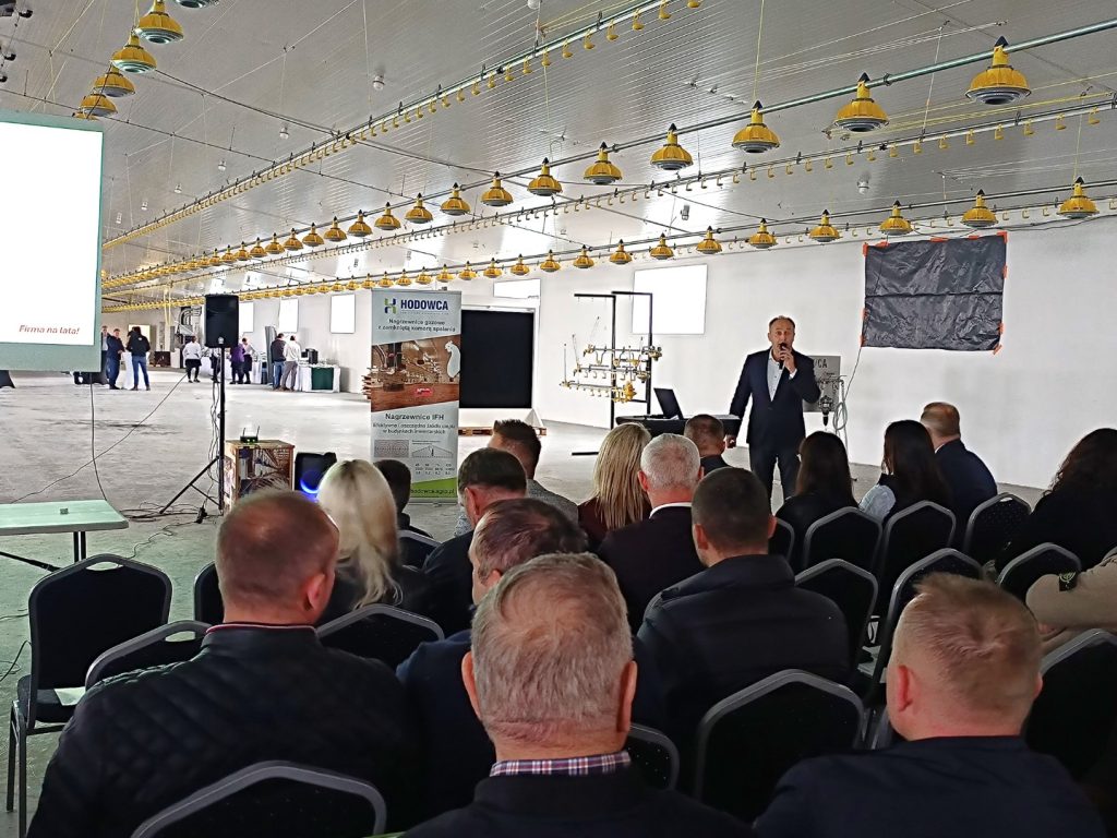 Aleksander Mach, dyrektor PODR w Lubaniu przemawia do uczestników podkreślając znaczenie tego projektu dla lokalnej gospodarki oraz dla całej branży drobiarskiej w Polsce.