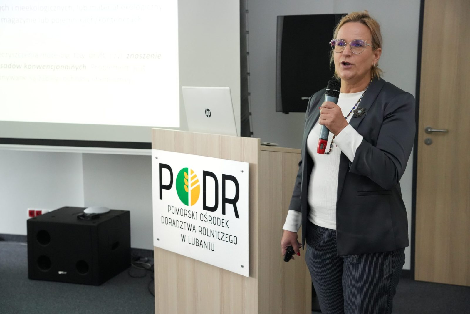 Prof. dr hab. Jolanta Kowalska podczas wykładu