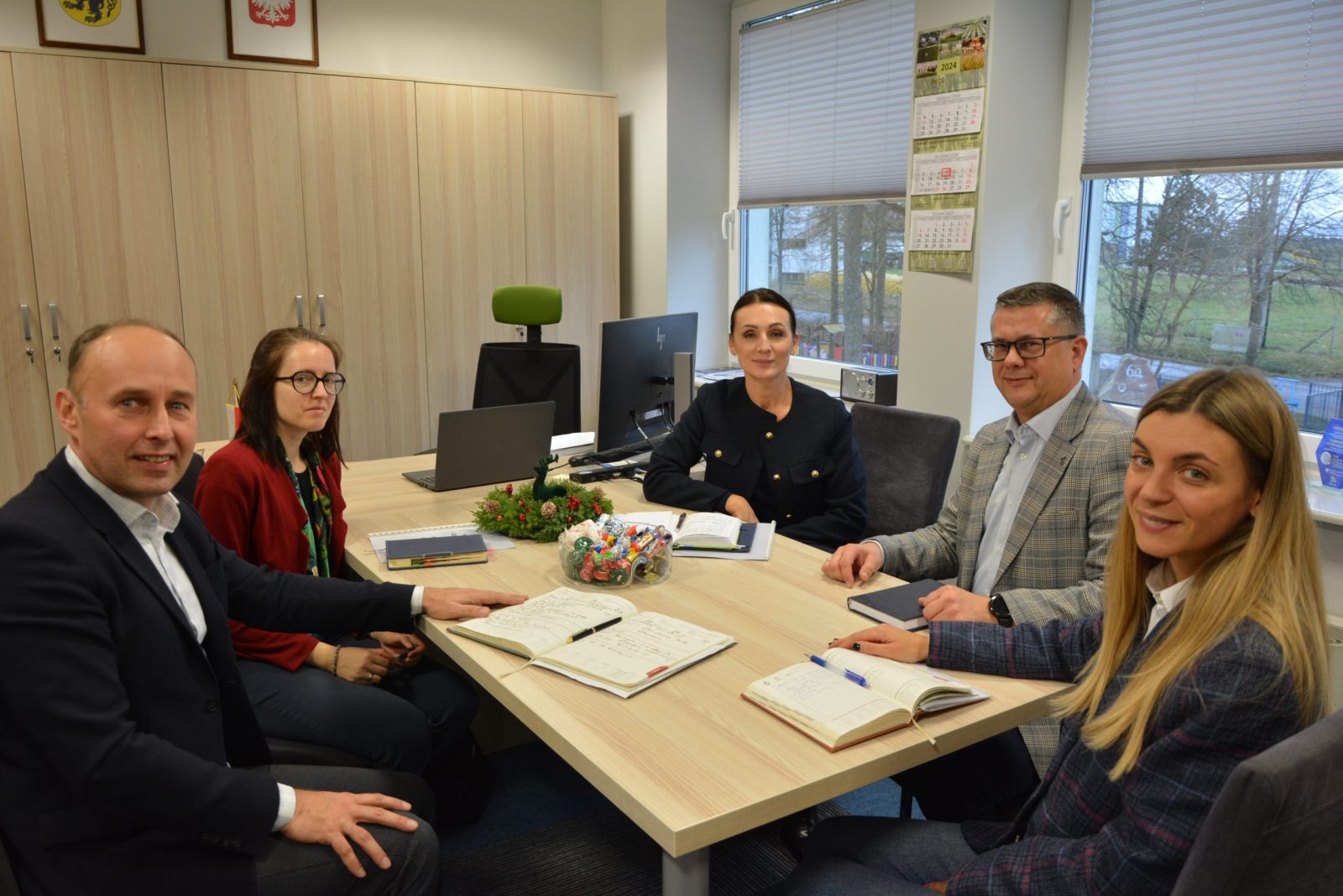 Dyrekcja Pomorskiego Ośrodka Doradztwa Rolniczego w Lubaniu: Aleksander Mach, Karolina Wróbel, Adam Klimczak rozmawiają z Wojewodą Pomorską Beatą Rutkiewicz oraz Katarzyną Szafranowicz – Pełnomocnikiem Wojewody ds. rolnictwa nt. sytuacji pomorskiego rolnictwa.