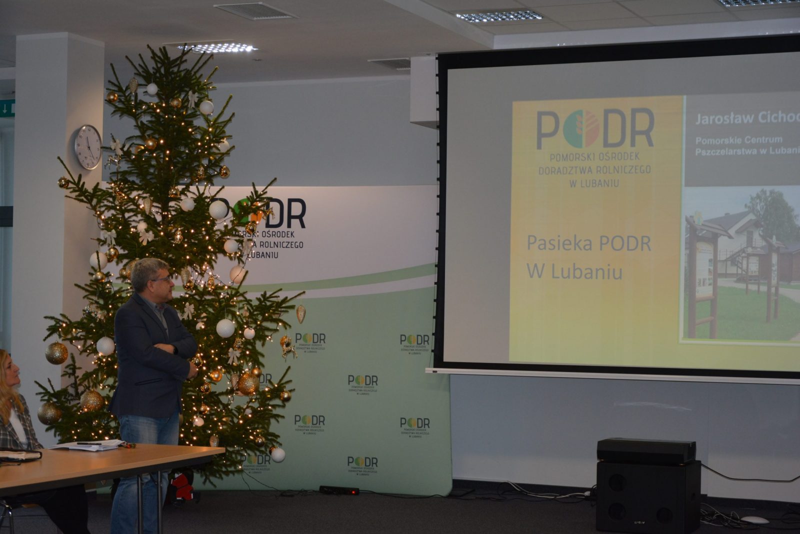 Jarosław Cichocki – główny specjalista ds. rolnictwa ekologicznego i pszczelarstwa przedstawia prezentację nt. pasieki funkcjonującej przy PODR w Lubaniu.