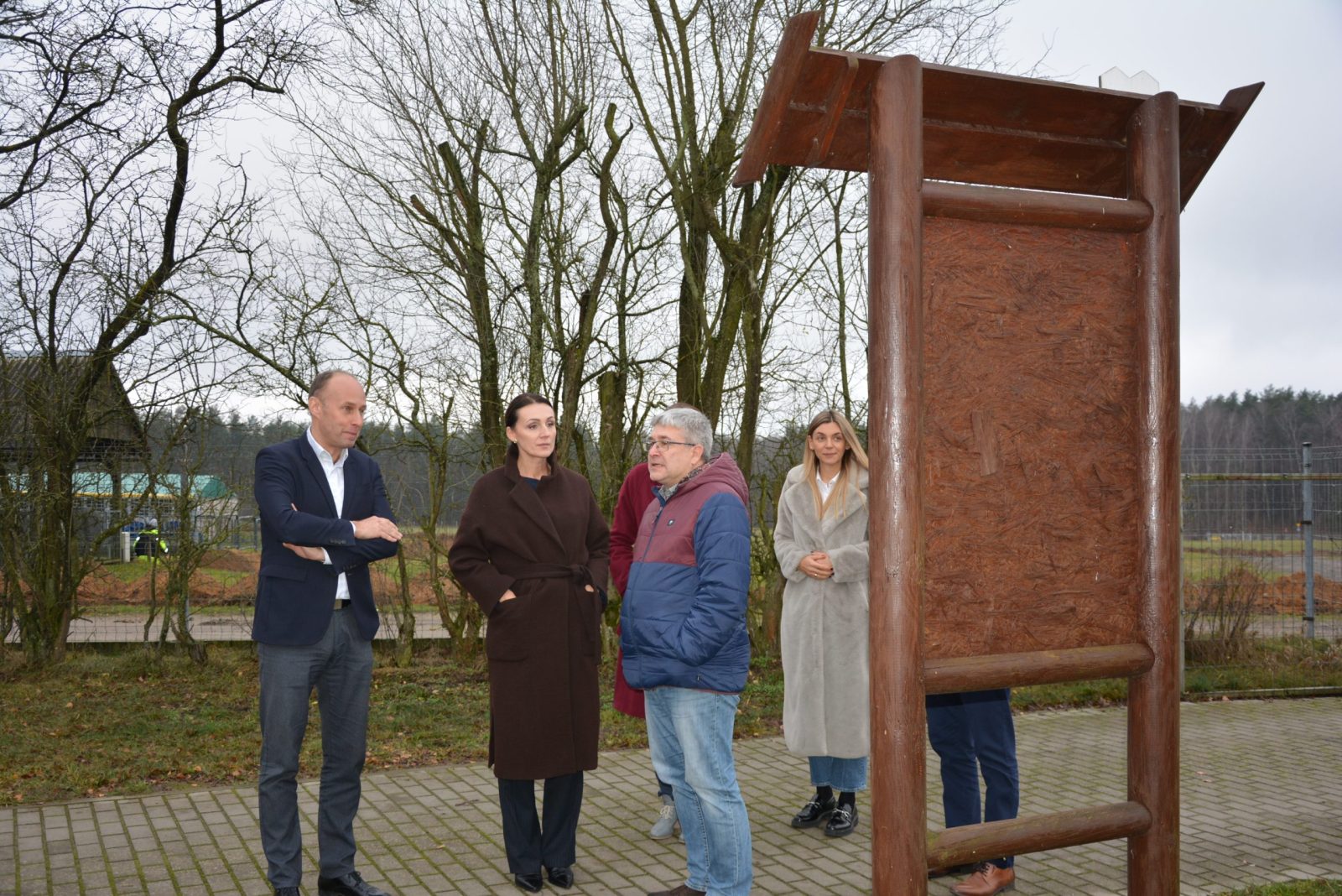 Jarosław Cichocki - główny specjalista ds. rolnictwa ekologicznego i pszczelarstwa oprowadza uczestników spotkania po Pomorskim Centrum Pszczelarstwa.