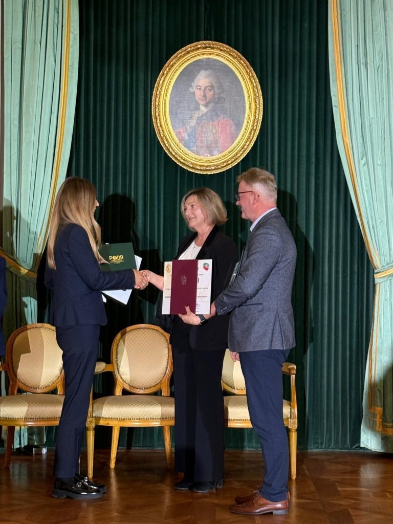 Karolina Wróbel, zastępca dyrektora PODR w Lubaniu, gratuluje laureatom - Willi pod Lasem