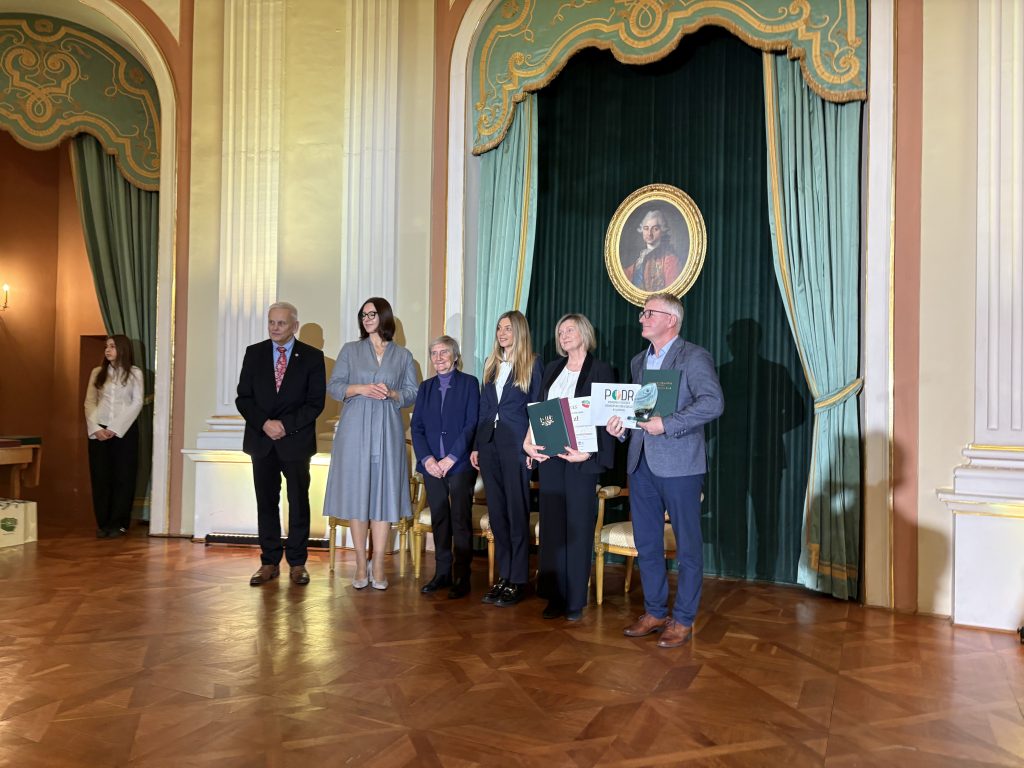 Laureaci Szansy na Sukces wraz z dyrektorem CDR, minister Barbarą Fedyszak - Radziejowską oraz zastępcą dyrektora PODR w Lubaniu