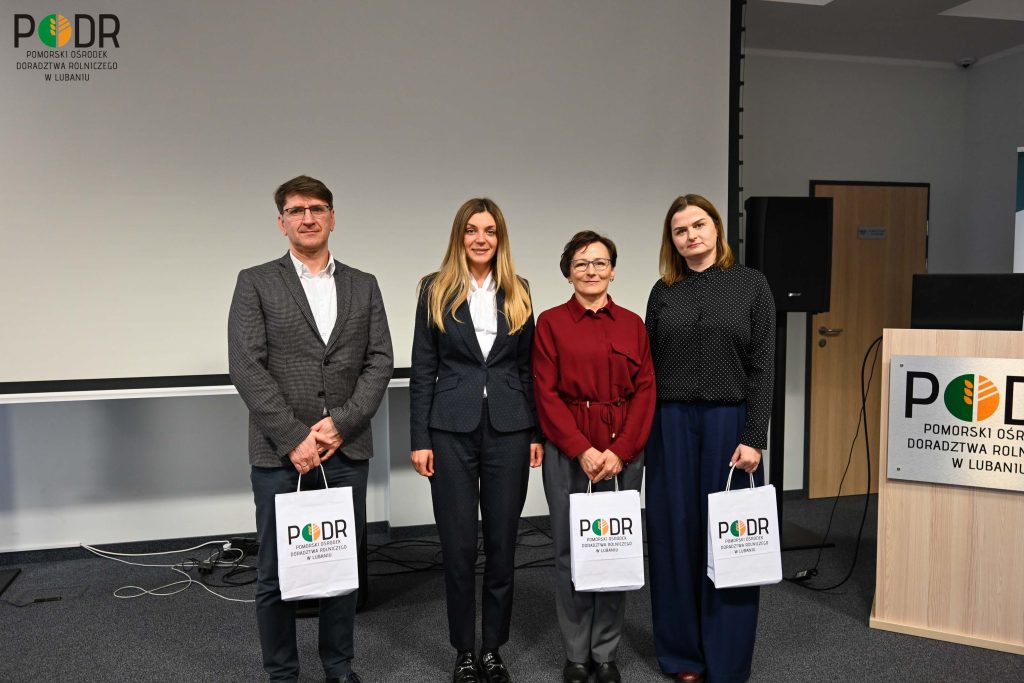Wspólne zdjęcie - Karolina Wróbel z-ca Dyrektora PODR w Lubaniu z wykładowcami konferencji
