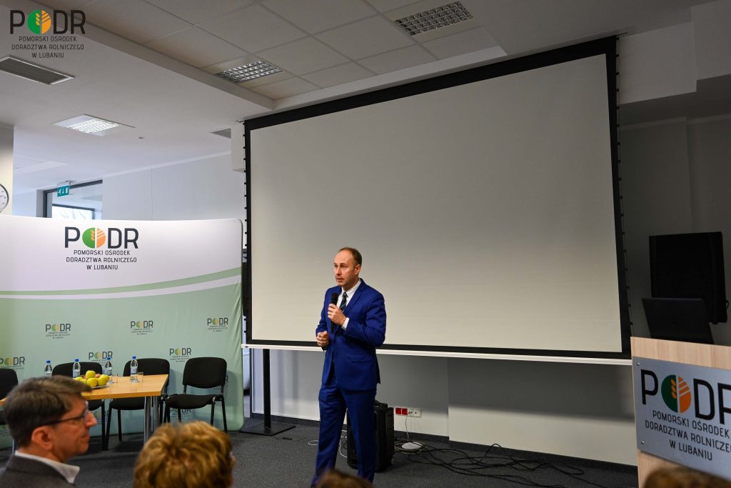 Aleksander Mach - Dyrektor PODR w Lubaniu przemawia podczas konferencji