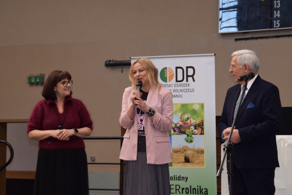 Uroczyste otwarcie XV Turnieju KGW
od lewej B. Dykier - Wójt Gminy Redzikowo, Alicja Staciwa PODR, Zdzisław Kołodziejski - Członek Zarządu Powiatu Słupskiego