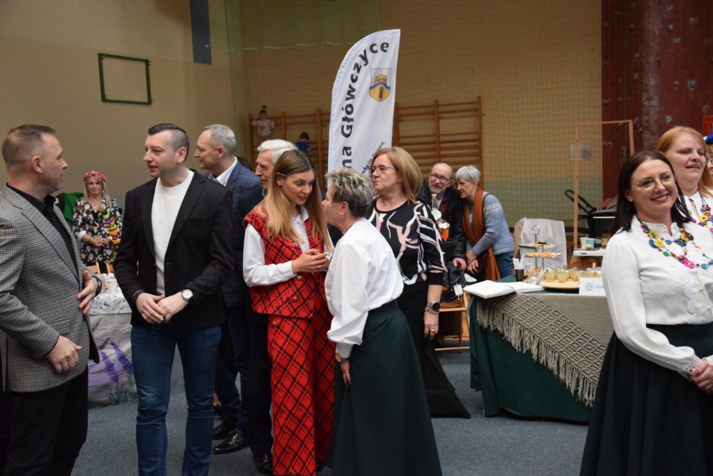 Karolina Wróbel - Zastępca Dyrektora PODR w Lubaniu rozmawia z Kołem KGW Głowczyce