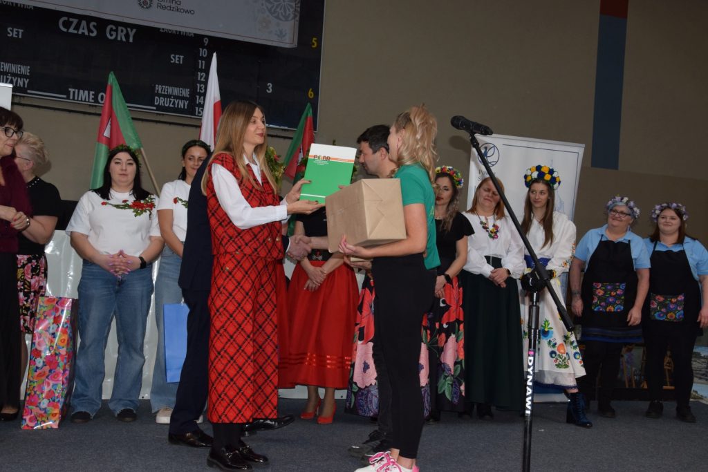 Laureatki Konkursu Moda- KGW Mielno - "Akacja" - nagrodę i pamiątkowy dyplom wręcza Zastępca Dyrektora PODR w Lubaniu Pani Karolina Wróbel