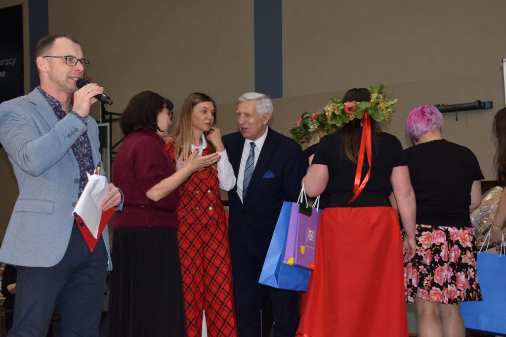 Barbara Dykier, Karolina Wróbel i Zdzisław Kołodziejski w trakcie wręczania nagród