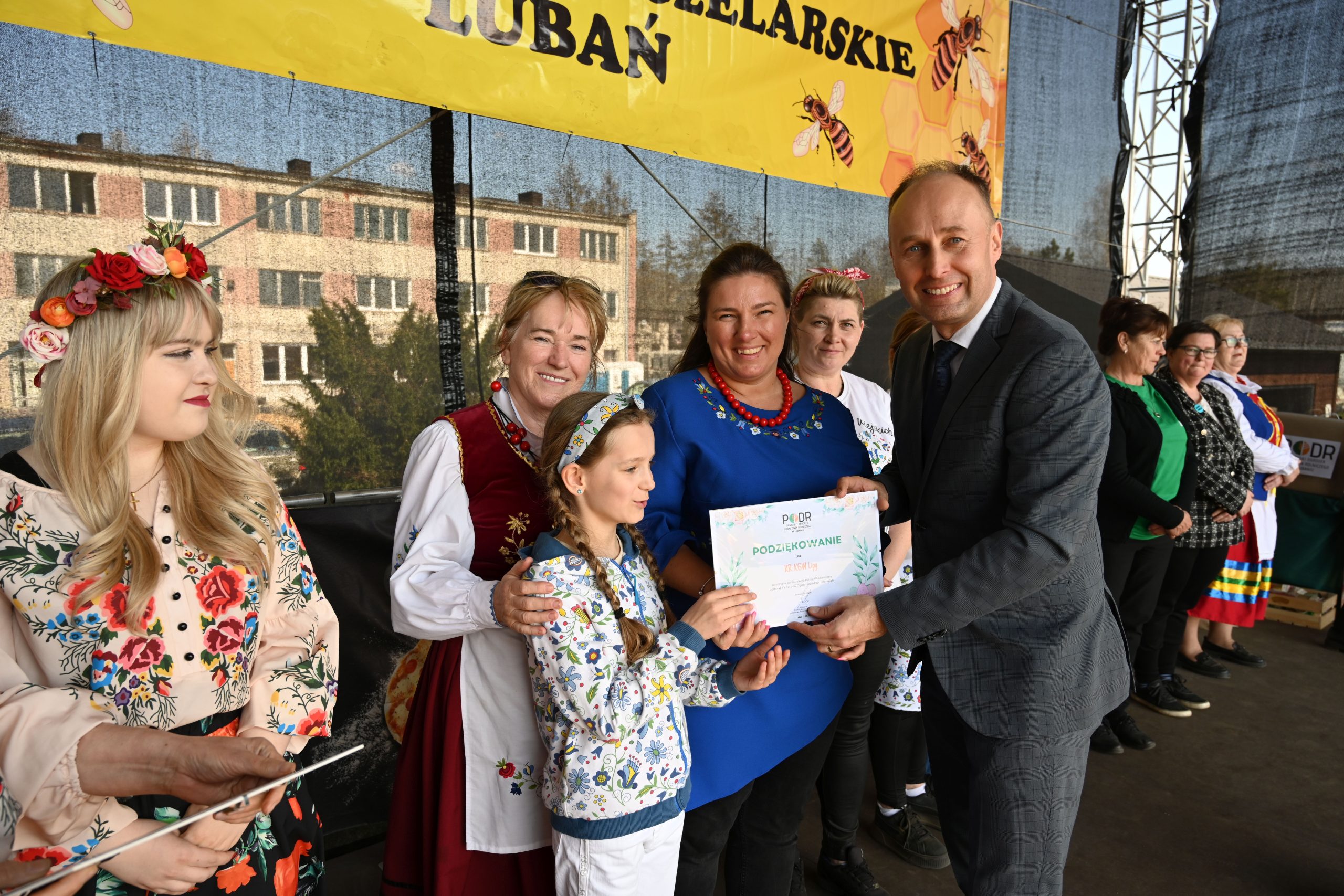 Dyrektor PODR w Lubaniu  wręczający  podziękowania za udział w konkursie